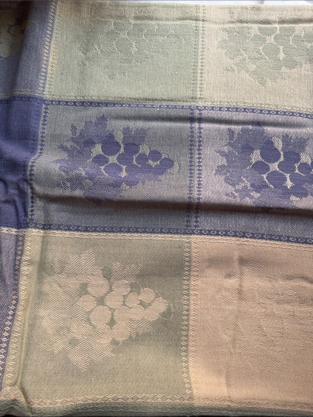 Grapevine Jacquard Tablecloth in Lavender and Cream